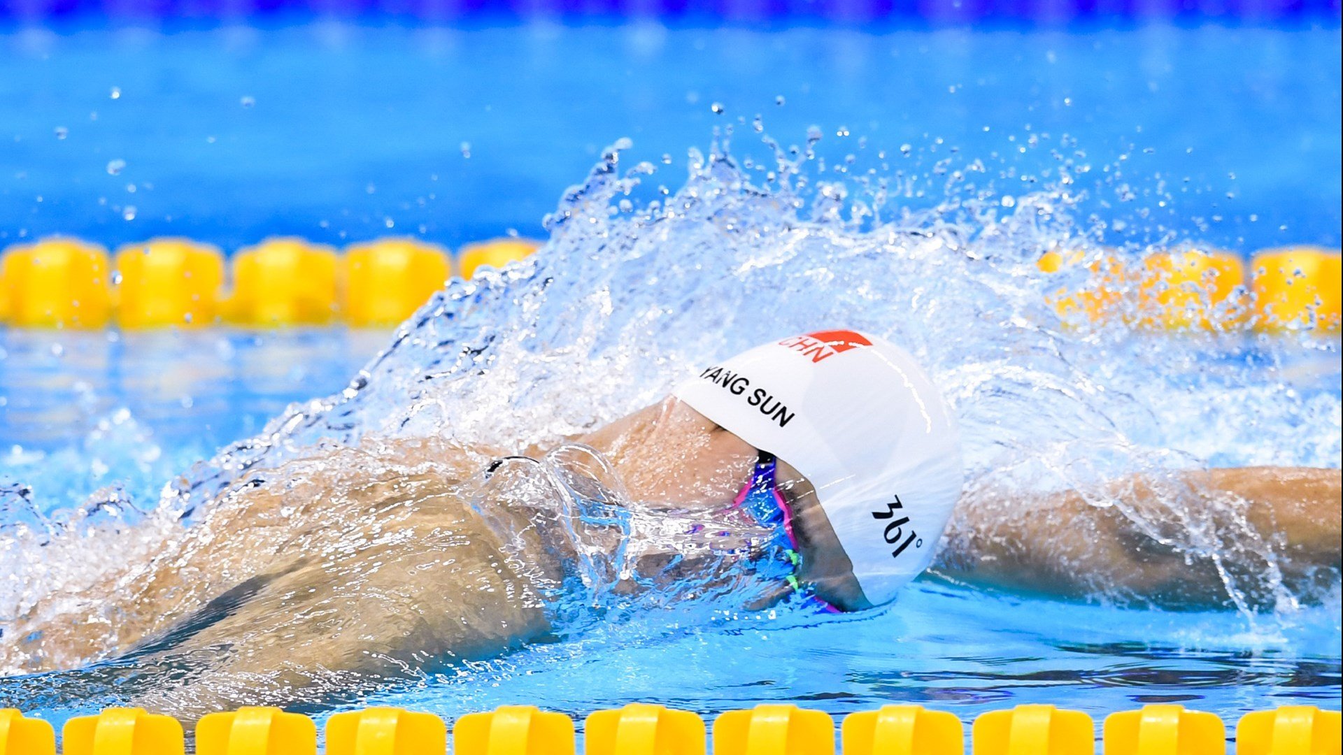 高校篮球积极开展国际交流提升比赛经验，校际篮球赛交流宣传标语